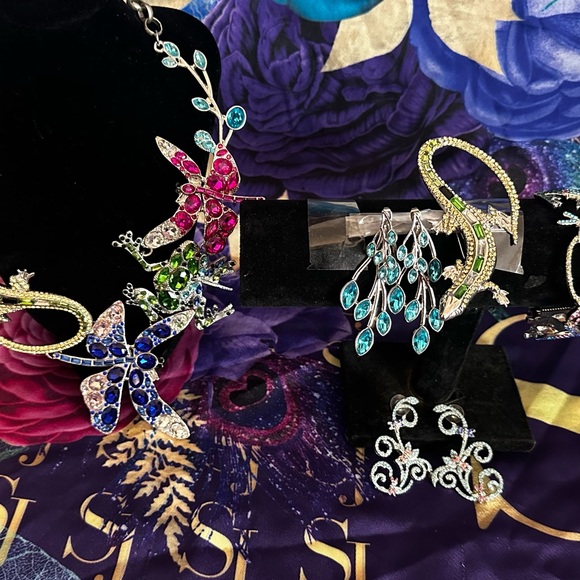 Sassy Jones Set: Necklace, 2 pairs of earrings, bracelet, brooch - Picture 2 of 10